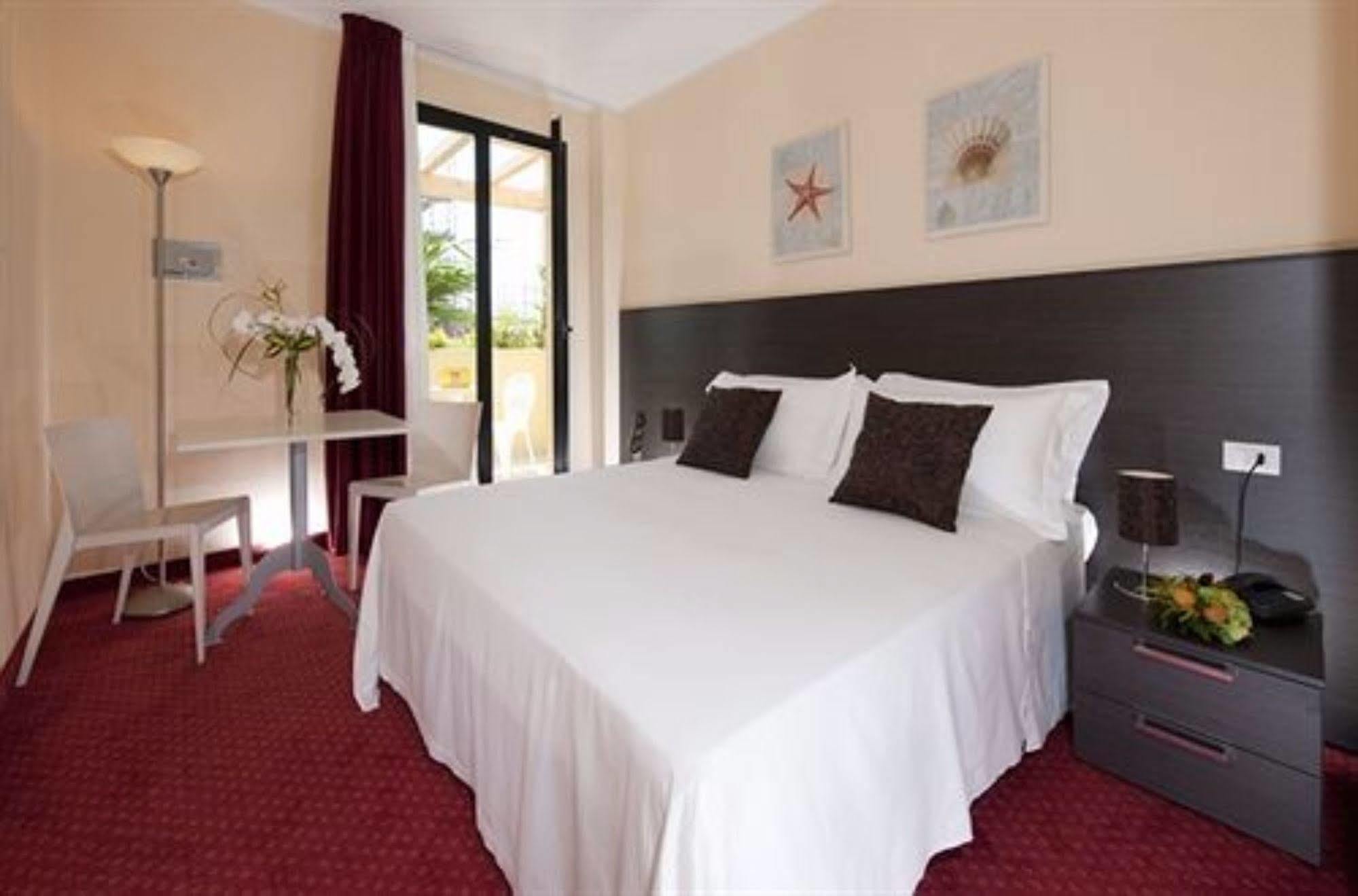 Park Hotel Kursaal Misano Adriatico Bagian luar foto